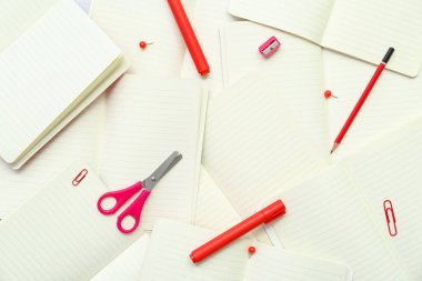 Renkli kırtasiye ile boş defterleri aç