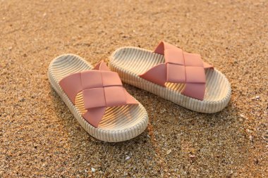 Tatil köyündeki kumda şık taklalar atıyor.