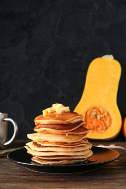 Tahta masada ballı balkabaklı gözleme tabağı.