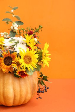 Turuncu arka planda balkabağında güzel bir sonbahar buketi