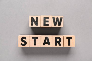 Gri arkaplan üzerinde yeni başlatılan metin küpleri