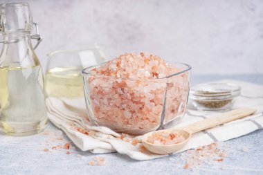 Cam kase ve kaşık beyaz arka planda Himalaya pembe tuzu