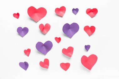 Işık arkaplan üzerinde farklı kağıt kalpler olan kompozisyon. Sevgililer Günü kutlaması