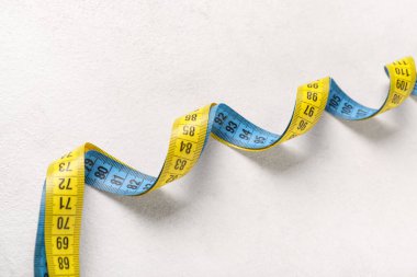 Beyaz arkaplanda farklı ölçüm bandı