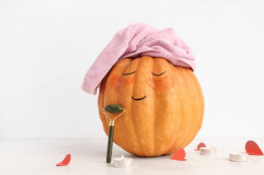 Çizilmiş yüzlü balkabağı, göz altı yamaları, yeşil yuvarlak ve açık arkaplanlı kalpler