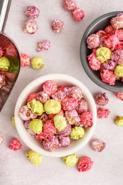 Beyaz arka planda tatlı renkli patlamış mısır kaseleri