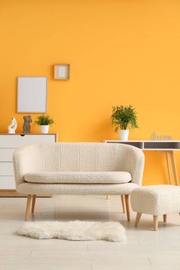 Kanepesi ve ayaklığı olan bir oturma odası.