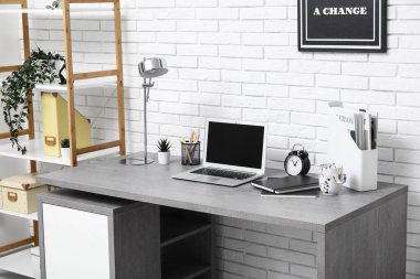 Çalışma yeri, dizüstü bilgisayarı ve lambası olan modern beyaz ofisin şık iç tasarımı