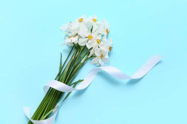 Mavi arka planda bir buket güzel nergis çiçeği