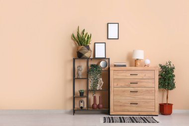 Çekmeceler ve raflar odada bej duvarın yanında.