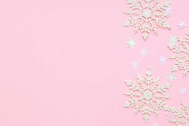 Pembe arka planda güzel kar taneleri