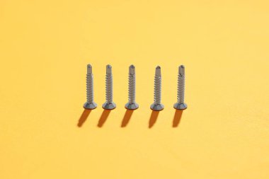 Turuncu arka planda vidalar