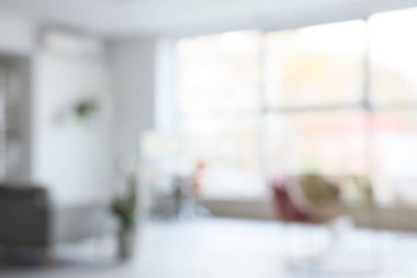 İş yeri ve koltukları olan giyim mağazasının bulanık görüntüsü