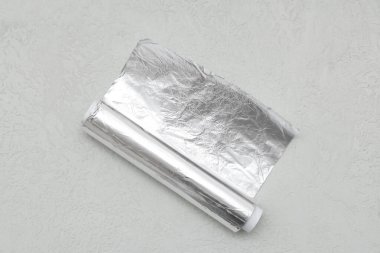 Beyaz arkaplanda alüminyum folyo rulosu