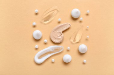 Bej arka planda farklı kozmetik ürünleri örnekleri