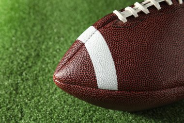 Yeşil çimlerde ragbi topu, yakın plan