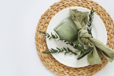 Gri arkaplanda okaliptüs dalları olan güzel masa ayarları