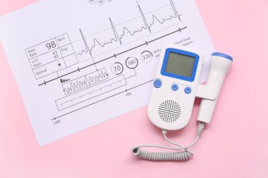 Pembe arka planda kardiyogramı olan fetal doppler.