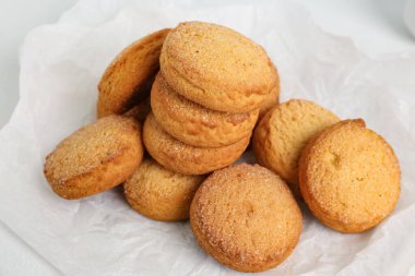 Beyaz arka planda tatlı kurabiyeli kağıt, yakın plan