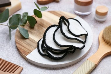 Hafif arkaplanda pamuk pedler ve banyo malzemeleri