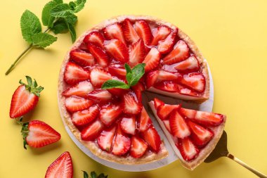 Sarı arka planda naneli tatlı çilekli turta.