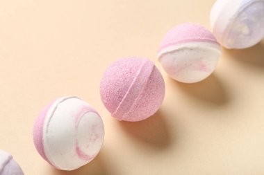 Renkli arka planda farklı banyo bombaları dizisi
