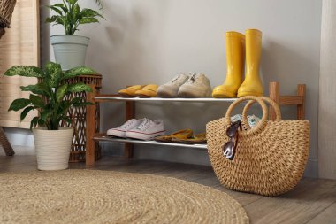 Koridordaki ışıklı duvarın yanında dur.