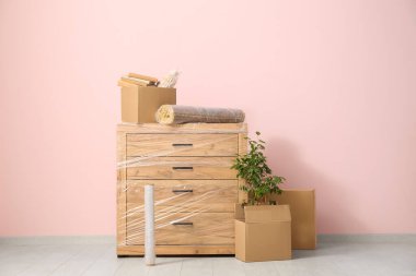 Taşındığı gün, pembe duvarın yanındaki çekmecelerde streç film ve kutular vardı.