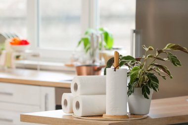 Mutfaktaki masanın üzerinde kağıt havlular.