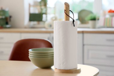 Mutfaktaki masada kâseli kağıt havlu rulosu, yakın plan.