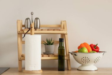 Mutfaktaki tezgahta duran kağıt havlular ve yiyecek.