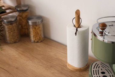 Kağıt havlu rulosu ve kahve makinesi tezgahta, yakın plan.