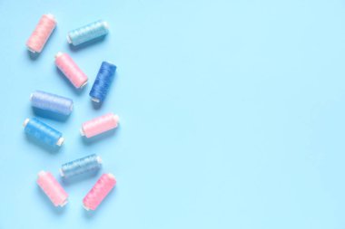 Mavi arkaplanda iplik makaraları