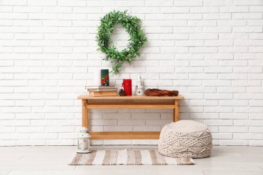 Mumları yakmak, Noel dekorasyonu ve oturma odasının içindeki bankta duran kitaplar.