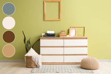 Klozette antika daktilosu olan bir oturma odası. Farklı renk desenleri