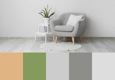 Oturma odasındaki ışıklı duvarın yanındaki merdivenli ve çiçekli koltuk. Farklı renk desenleri