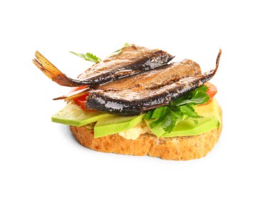 Beyaz arka planda tütsülenmiş lahanalı lezzetli sandviç.