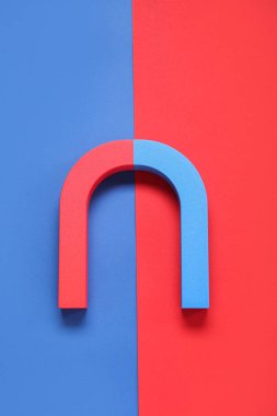 Renk arkaplanında at nalı şekilli mıknatıs