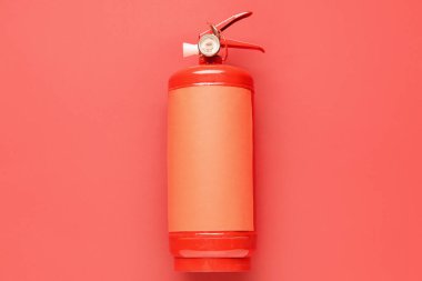 Kırmızı arkaplanda yangın söndürücü