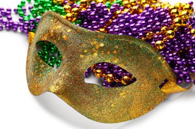 Beyaz arka planda Mardi Gras kutlamaları için dekorlu parlak karnaval maskesi