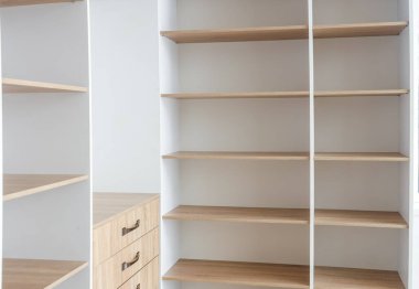 Soyunma odasında büyük boş gardırop.