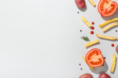 Taze sebzeli kompozisyon ve gri arka planda kızarmış patates, yakın plan.