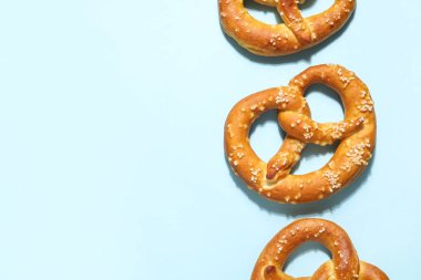 Mavi arka planda lezzetli tuzlu krakerler.