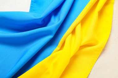 Grunge beyaz arka planda Ukrayna bayrağı, üst görünüm