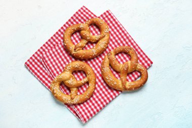 Mavi grunge arka planda peçete ve lezzetli krakerler, yakın plan.