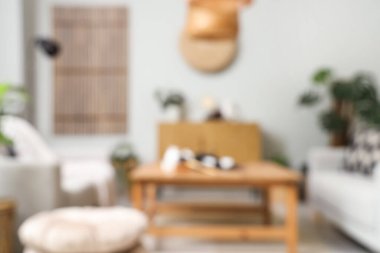 Çin çay seremonisi oturma odasının içindeki masada, bulanık manzaralı.