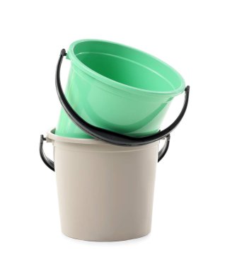 Beyaz arka plan üzerinde plastik kova