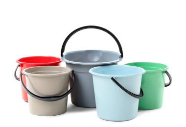 Beyaz arka plan üzerinde plastik kova