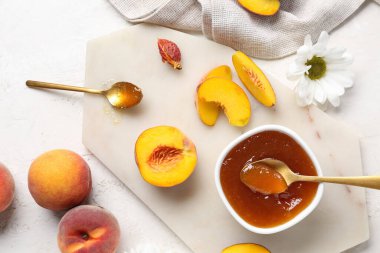 Lezzetli şeftali reçeli ve hafif arka planda taze meyveli kompozisyon