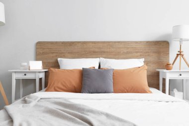 Yatak odası, yatak odası, lamba ve komodin.